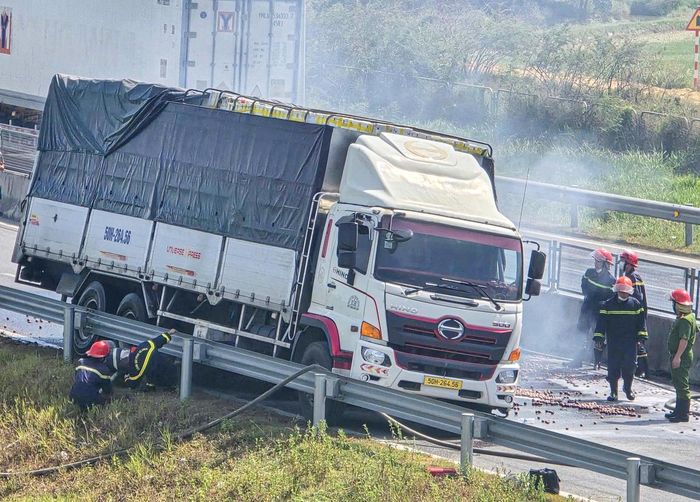 Phát hiện xe bị bốc cháy, tài xế nhanh chóng đưa phương tiện vào sát hộ lan tôn và báo cho cơ quan chức năng.