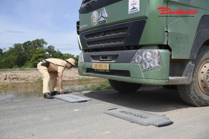 Các trường hợp vi phạm đều bị lập biên bản xử lý theo quy định. Ngoài hình thức xử phạt hành chính, lực lượng chức năng yêu cầu chủ phương tiện và lái xe khắc phục ngay hành vi vi phạm, tháo dỡ phần cơi nới thành thùng, hạ tải đúng quy định trước khi tiếp tục lưu thông.