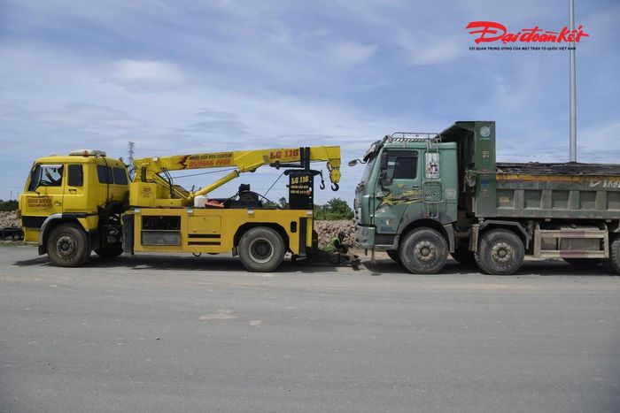 Lực lượng CSGT tiến hành cẩu kéo phương tiện vi phạm về nơi tạm giữ để xử lý theo quy định.