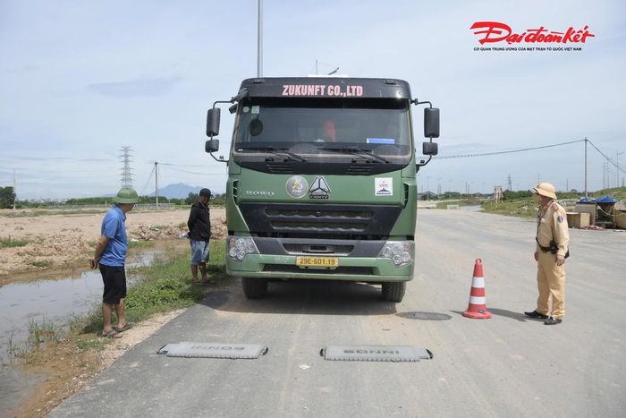 Theo ghi nhận của PV Báo Đại đoàn kết, trong quá trình thực hiện nhiệm vụ tuần tra, kiểm soát sáng 8/6, cán bộ, chiến sĩ Đội CSGT đường bộ số 11 đã phát hiện và xử lý 5 trường hợp xe tải vi phạm. Trong số này có 3 trường hợp chở hàng quá tải trọng cho phép và 2 trường hợp tự ý cơi nới thành thùng xe nhằm tăng khả năng vận chuyển hàng hóa.