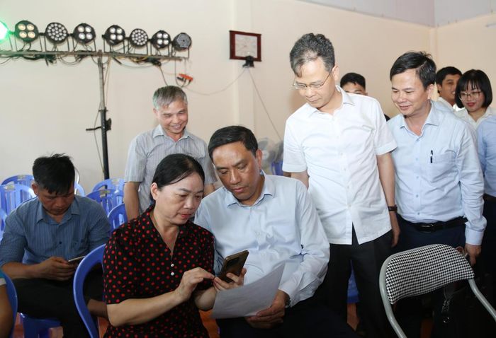 Người dân trải nghiệm thực hiện một số thủ tục hành chính trên môi trường số. Ảnh: Hữu Huỳnh.