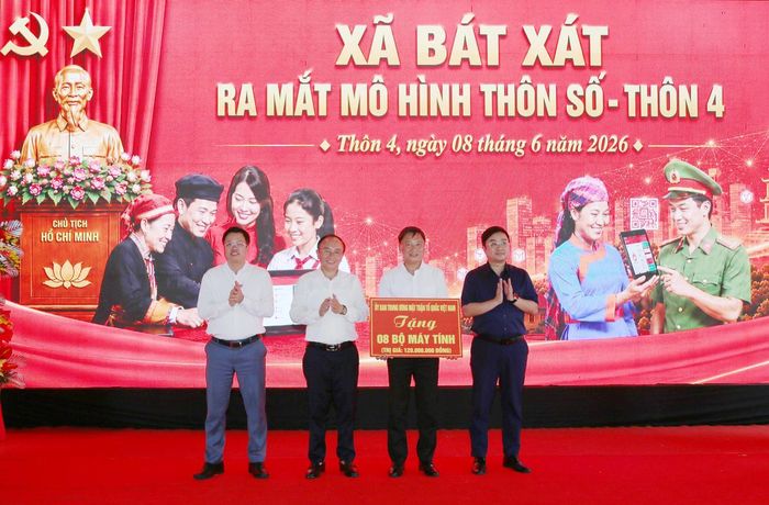 Ủy ban Trung ương MTTQ Việt Nam tặng 8 bộ máy tính hỗ trợ xã Bát Xát thực hiện công tác chuyển đổi số. Ảnh: Hữu Huỳnh.
