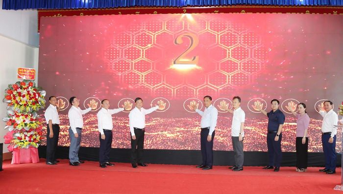 Các đại biểu thực hiện nghi thức bấm nút điện tử, chính thức ra mắt mô hình "Thôn số" đầu tiên trên địa bàn tỉnh Lào Cai đạt mức cơ bản. Ảnh: Hữu Huỳnh.