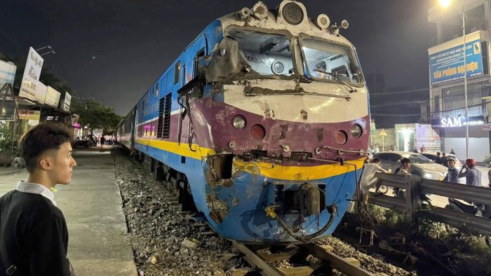 Vụ tai nạn làm đầu máy tàu hư hỏng nặng.