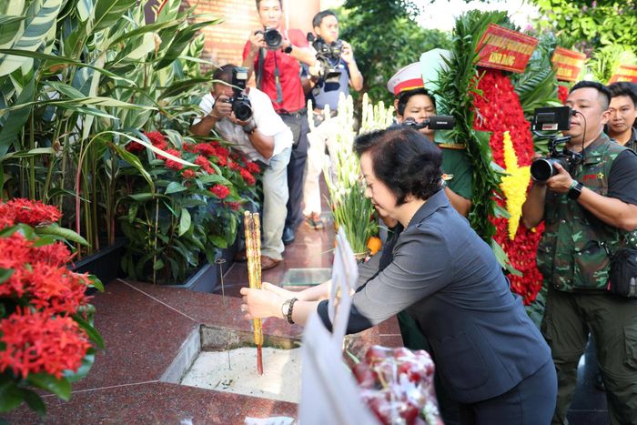 Phó Thủ tướng Phạm Thị Thanh Trà dâng hương lên Anh hùng liệt sĩ. Ảnh: HÀ THƯ