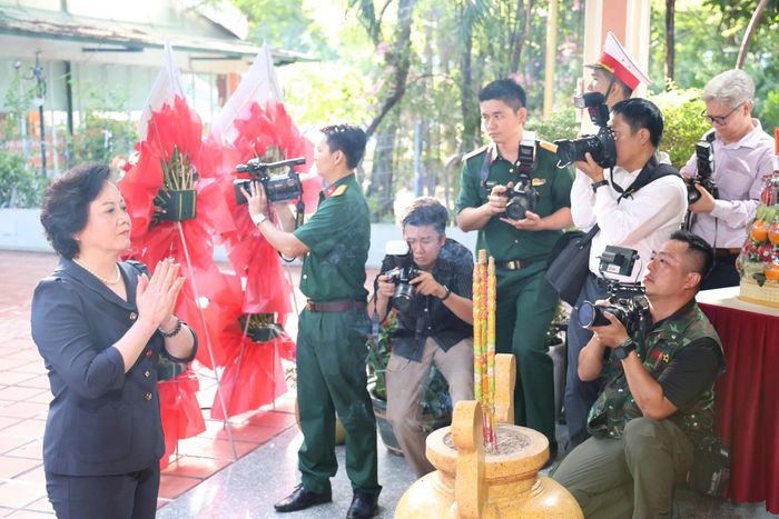 Phó Thủ tướng Phạm Thị Thanh Trà dâng hương lên Anh hùng liệt sĩ. Ảnh: HÀ THƯ