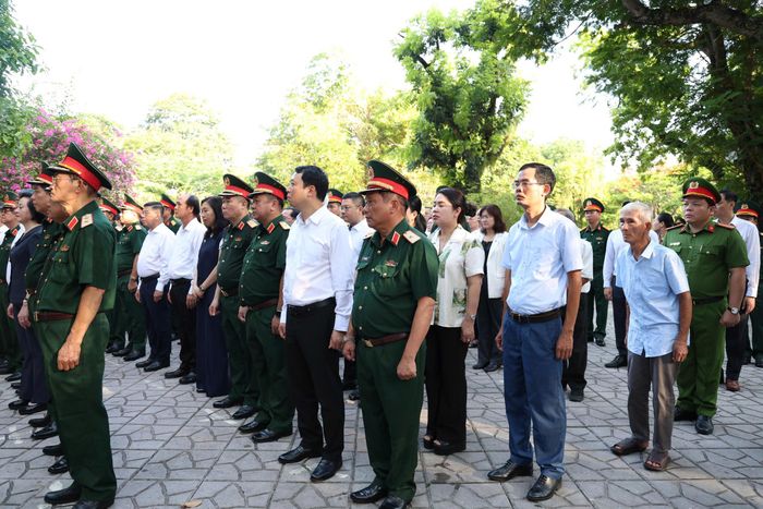 Cùng dự lễ có các nhà khoa học, nhân chứng lịch sử tham gia đóng góp vào công cuộc tìm kiếm, xác định danh tính hài cốt các cán bộ, chiến sĩ cách mạng đã hy sinh. Ảnh: HÀ THƯ