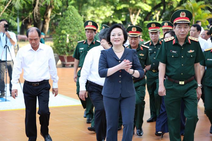 Đoàn đại biểu tiến vào khu vực dâng hương. Ảnh: HÀ THƯ