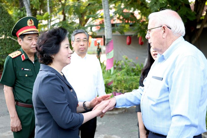 Phó Thủ tướng Phạm Thị Thanh Trà trao đổi với ông Robert Ambrose Connor, cựu binh Mỹ. Ảnh: HÀ THƯ
