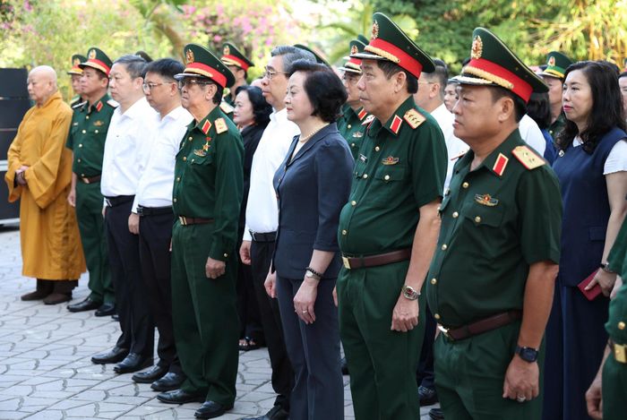 Đoàn đại biểu Trung ương và TP.HCM dâng hương, dâng hoa. Ảnh: HÀ THƯ