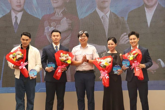  Giới thiệu Ban giám khảo cuộc thi. ảnh: BTC 