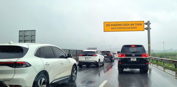Nhiều đoạn đường bộ cao tốc Bắc - Nam chỉ có bốn làn xe hạn chế nên dịp lễ tết thường xảy ra ùn tắc. Ảnh: V.LONG