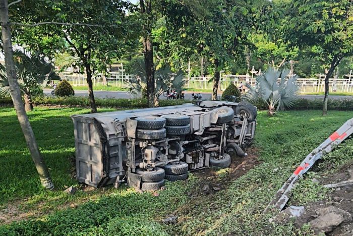  Vụ tai nạn khiến nhiều mét hộ lan trên cầu vượt Trạm 2 bị hư hỏng nặng, nhựa đường đổ tràn ra hiện trường. Ảnh: XUÂN MINH 