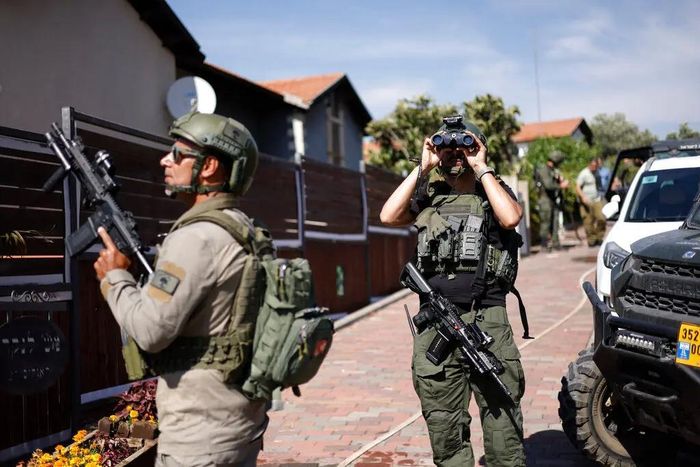 Binh lính Israel đối phó máy bay không người lái gần biên giới Israel-Lebanon hôm 1-6. Ảnh: AFP