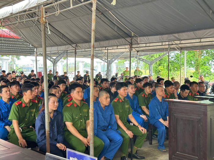  Các bị cáo ra tòa ngày 8-6. Ảnh: CTV 