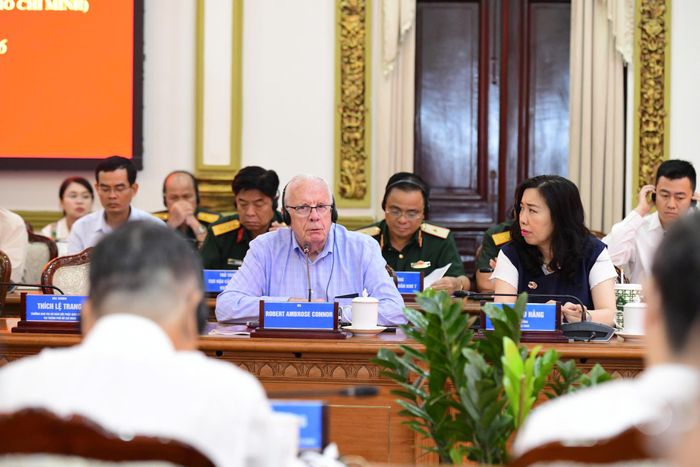  Ông Robert Ambrose Connor, cựu trung sĩ cảnh sát bảo vệ sân bay Biên Hòa lắng nghe các ý kiến tại hội thảo. Ảnh: HẢI NHI 