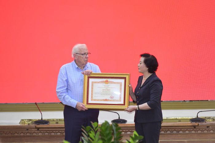  Bà Phạm Thị Thanh Trà, Bí thư Trung ương Đảng, Phó Thủ tướng, Trưởng Ban Chỉ đạo 515 tặng bằng khen của Thủ tướng Chính phủ đến ông Robert Ambrose Connor. Ảnh: HẢI NHI 