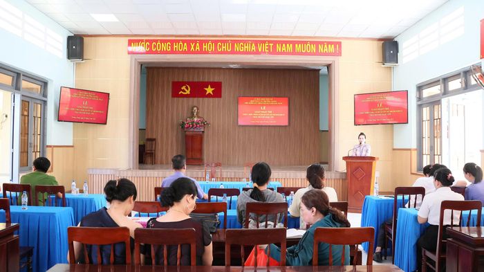  Quang cảnh buổi lễ giao nhận cháu Huỳnh Ngọc Yên 