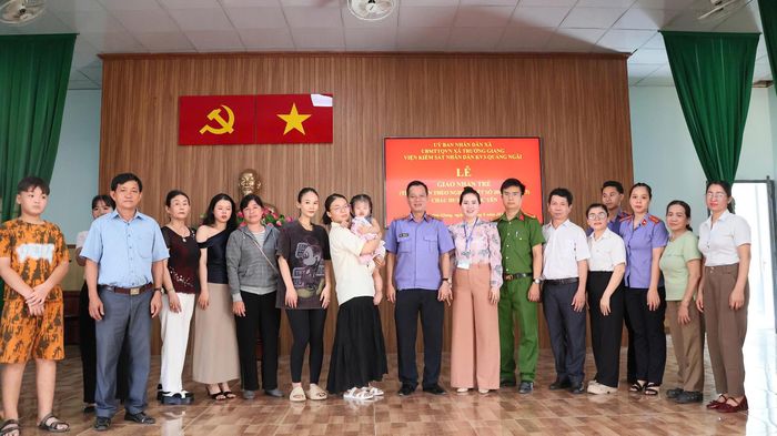  Lễ giao nhận cháu Huỳnh Ngọc Yên tại UBND xã Trường Giang 