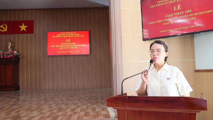  Chị Huỳnh Lý Ngư bày tỏ sự xúc động trước hỗ trợ của VKSND khu vực 3, giúp chị có thể nhận lại con 