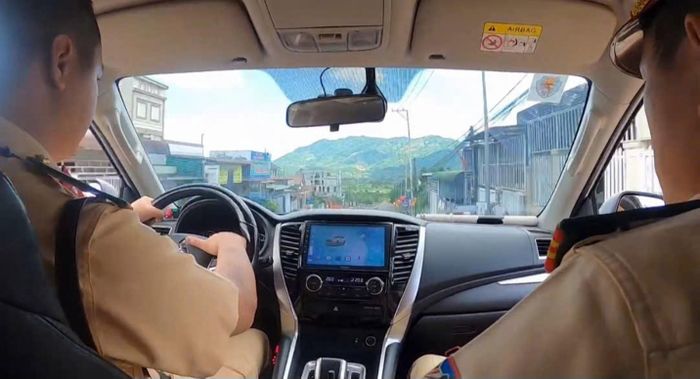 Xe CSGT mở đường hỗ trợ đưa bệnh nhân đến bệnh viện cấp cứu.