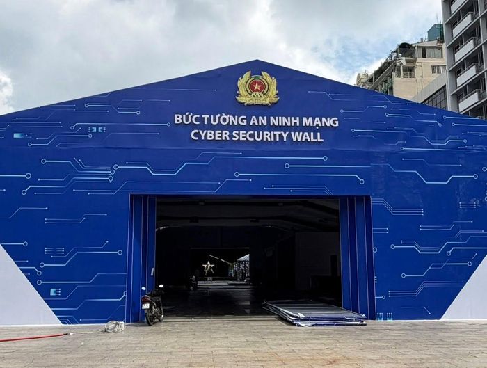  Các hạng mục sân khấu, triển lãm được khẩn trương hoàn thiện dưới sự bảo vệ của lực lượng Công an TP.HCM. Ảnh: CA 