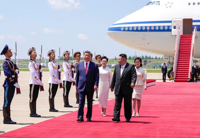 Chủ tịch Trung Quốc Tập Cận Bình (trái) và lãnh đạo Triều Tiên Kim Jong-un trong lễ đón. Ảnh: FACEBOOK/XI MOMENT