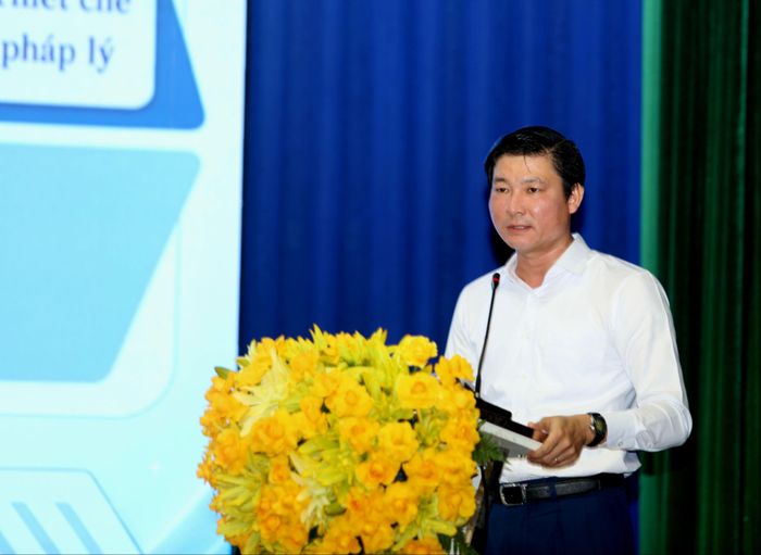 Ông Trương Văn Liếp, Giám đốc Sở Tài chính tỉnh Tây Ninh báo cáo tại hội nghị. Ảnh: HUỲNH DU