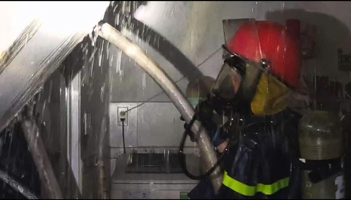 Nhiều mũi trinh sát tiếp cận đám cháy. Ảnh: CA