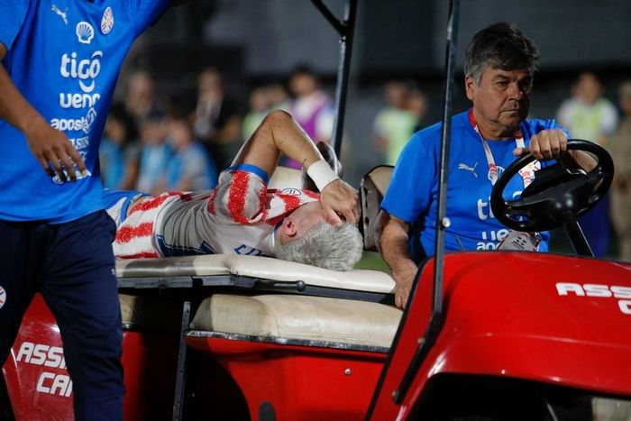 Julio Enciso vẫn khóc khi được đưa khỏi sân. Ảnh: Reuters.