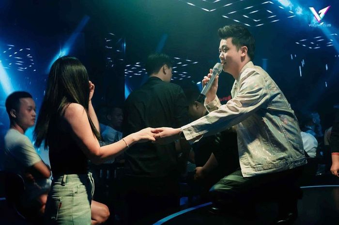 "Sai lầm của anh, Tránh duyên, Tướng quân, Tình anh, Anh không tha thứ, Đế vương, Câu hẹn câu thề..." là những ca khúc của Đình Dũng được khán giả yêu thích. Các sáng tác của nam ca sĩ thường kết hợp pop đương đại và nhạc cụ dân tộc, mà theo như anh định nghĩa đó là "dòng nhạc cổ trang". Vào năm 2019, 2020, nhiều sản phẩm của Đình Dũng thống trị các bảng xếp hạng âm nhạc. Trong đó, Tránh duyên là ca khúc viral trên nhiều nền tảng và thu hút lượng xem, nghe lớn. Ca khúc mang màu sắc Á đông, hòa quyện giữa âm thanh nhạc cụ dân tộc và chất liệu hiện đại của dòng nhạc điện tử.