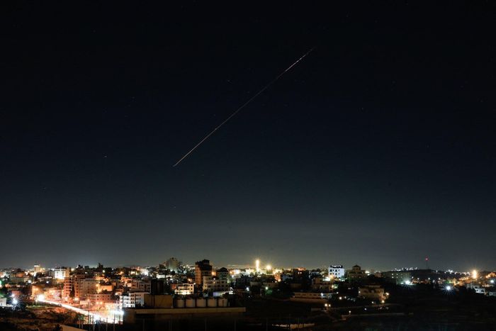  Tên lửa của Iran được ghi nhận trên bầu trời Israel đêm 7/6. Ảnh: Reuters.