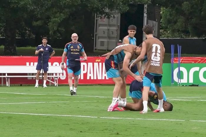 Rodri tỏ ra đau đớn sau pha va chạm.