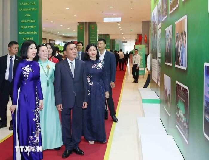 Thường trực Ban Bí thư Trần Cẩm Tú cùng các đại biểu tham quan trưng bày ảnh tại Đại hội. Ảnh: Phương Hoa/TTXVN.