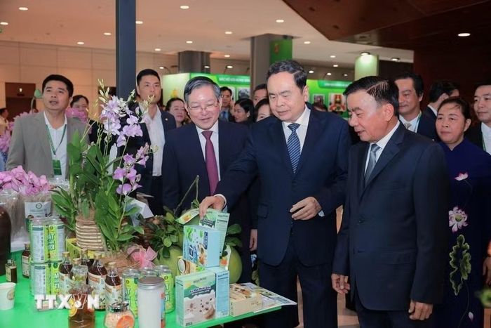 Chủ tịch Quốc hội Trần Thanh Mẫn và Thường trực Ban Bí thư Trần Cẩm Tú tham quan các gian hàng trưng bày nông sản tại Đại hội. Ảnh: Hoàng Hiếu/TTXVN.