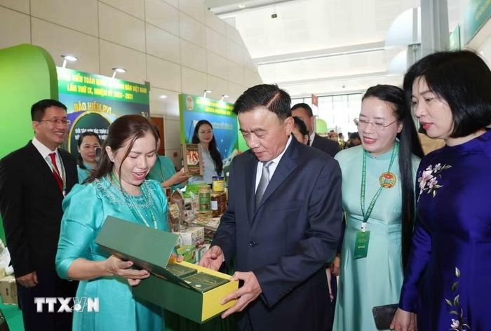Thường trực Ban Bí thư Trần Cẩm Tú cùng các đại biểu tham quan gian trưng bày nông sản tại Đại hội. Ảnh: Phương Hoa/TTXVN.
