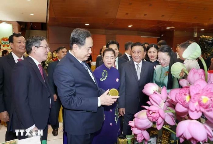 Chủ tịch Quốc hội Trần Thanh Mẫn cùng các đại biểu tham quan gian trưng bày nông sản tại Đại hội. Ảnh: Phương Hoa/TTXVN.