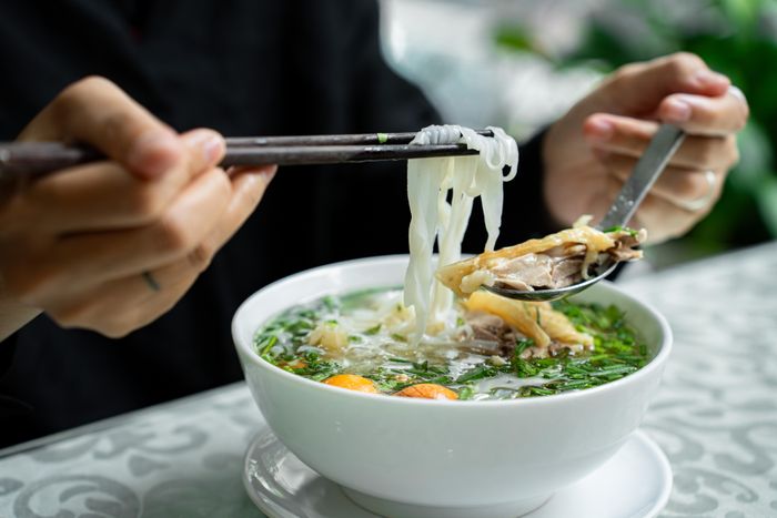 Chủ quán cho biết bánh phở cũng được đặt làm sợi mỏng, mềm và dễ hòa quyện với nước dùng.