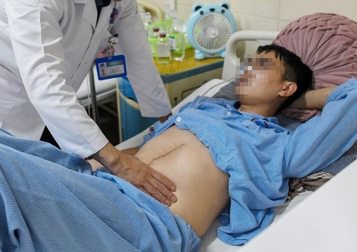 Bác sĩ thăm khám cho bệnh nhân ung thư đại trực tràng khi còn rất trẻ. Ảnh: Việt Linh.