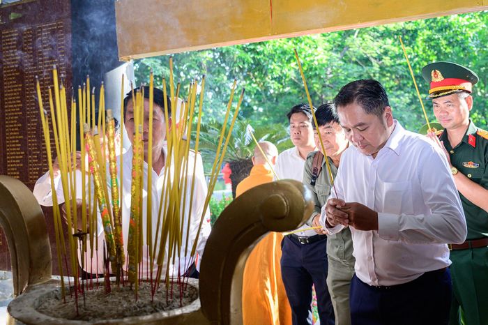  Các đại biểu dâng hương tưởng niệm cố Tổng Bí thư Trần Phú và các Anh hùng liệt sĩ. 