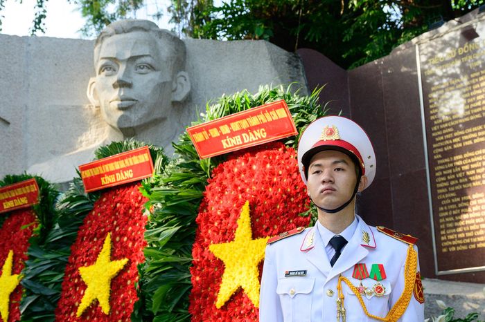  Ngay sau nghi lễ tưởng niệm, Phó thủ tướng cùng đoàn đại biểu tham dự Hội thảo xác minh, kết luận thông tin về liệt sĩ, mộ liệt sĩ tại khu vực này, được tổ chức tại trụ sở UBND TP.HCM. 