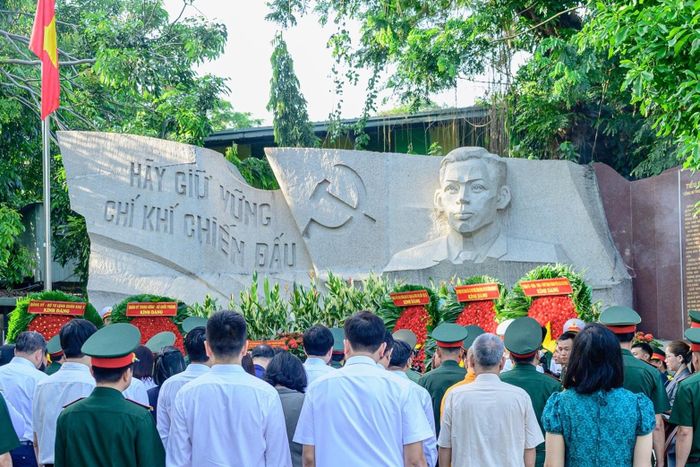  Trong không khí trang nghiêm, đoàn đã dành phút mặc niệm để bày tỏ lòng tri ân sâu sắc trước sự hy sinh anh dũng của các thế hệ cha anh vì độc lập, tự do của Tổ quốc. 