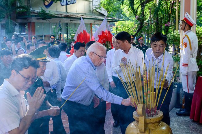  Đoàn đại biểu thành kính dâng hương tưởng niệm, tri ân cố Tổng Bí thư Trần Phú và các Anh hùng liệt sĩ đã anh dũng hy sinh trong cuộc Tổng tiến công và nổi dậy Xuân Mậu Thân năm 1968. 