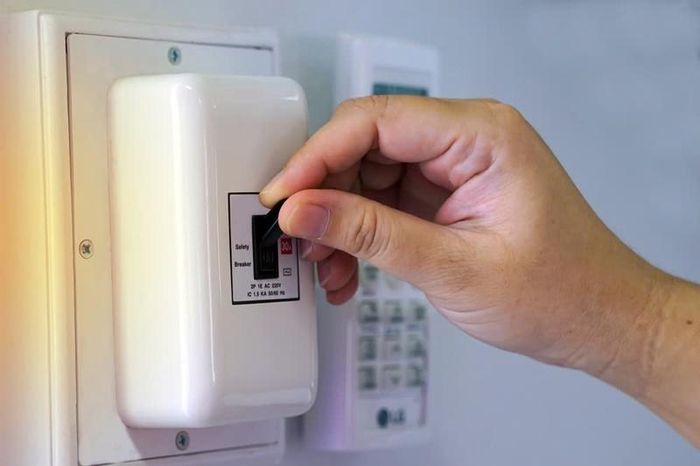Lắp aptomat riêng cho điều hòa giúp giảm các sự cố ảnh hưởng hệ thống điện gia đình. Ảnh: etinco.
