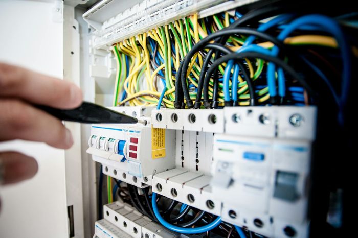 Không chỉ điều hòa, các thiết bị điện có công suất lớn nên lắp aptomat riêng. Ảnh minh họa: pexels.