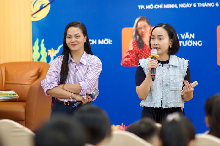 Tác giả Cát Tường (trái) và tác giả Mai Anh Đoàn (phải) chia sẻ cách để phụ huynh có thể đồng hành cùng con nhiều hơn.