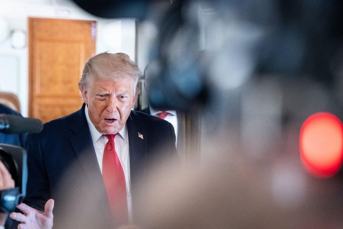 Ông Trump trả lời báo chí trên chuyên cơ Không Lực Một ngày 5/6. Ảnh: New York Times.