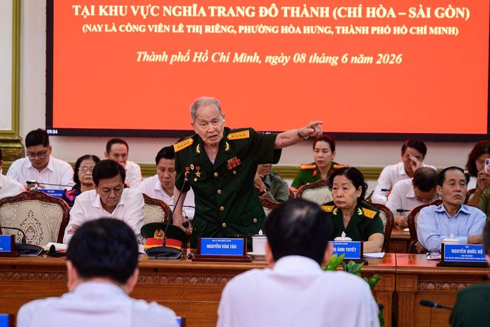  Ðại tá, Anh hùng Lực lượng vũ trang Nhân dân Nguyễn Văn Tàu phát biểu tại hội thảo sáng 8/6. Ảnh: Hoài Bảo. 