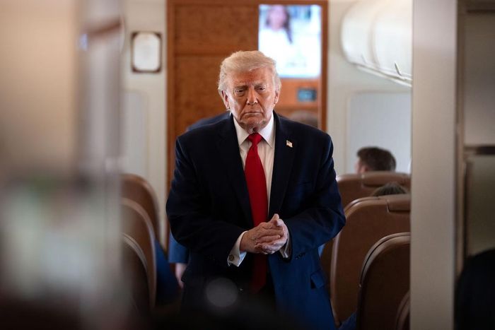 Ông Trump trên chuyên cơ Không Lực Một ngày 5/6. Ảnh: New York Times.