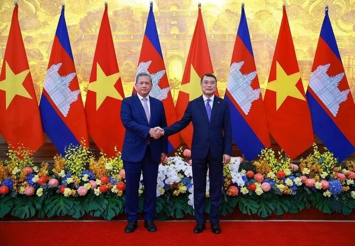  Thủ tướng Lê Minh Hưng và Thủ tướng Campuchia Hun Manet chụp ảnh chung trước hội đàm. Đây là chuyến thăm chính thức lần thứ hai của ông Hun Manet đến Việt Nam trên cương vị Thủ tướng Vương quốc Campuchia, qua đó tạo động lực mới thúc đẩy quan hệ hai nước tiếp tục đi vào chiều sâu, thực chất và hiệu quả, góp phần tạo dựng môi trường hòa bình, ổn định trong khu vực, đóng góp thiết thực trong việc xây dựng Cộng đồng ASEAN. 